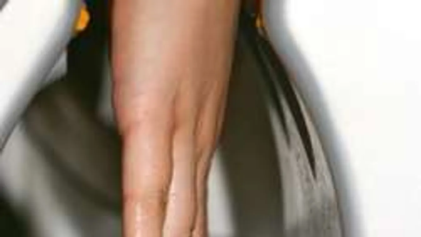 Fertőzést terjesztenek a nyilvános vécék kézszárítói! Arcunkba lövik a vírusokat!