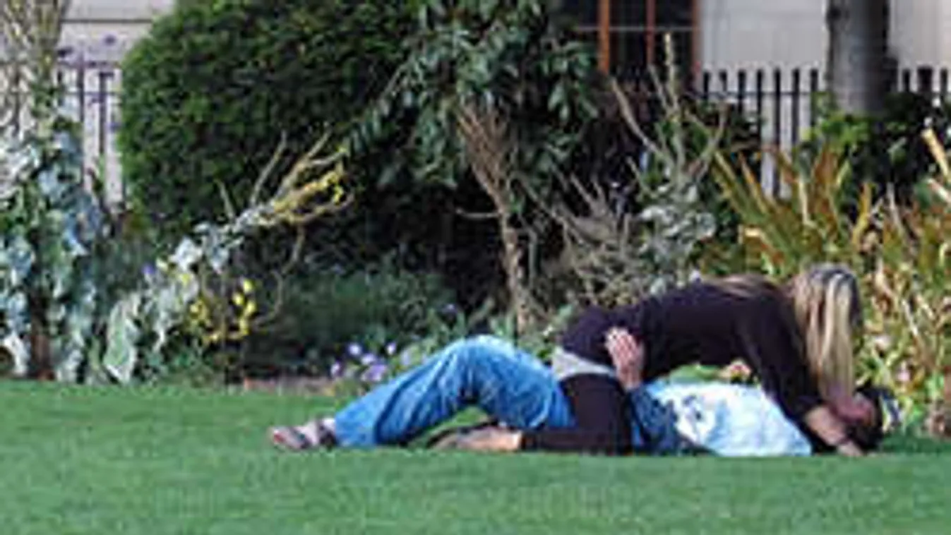 Két magyar színész szexelt nyilvánosan a kerthelyiségben