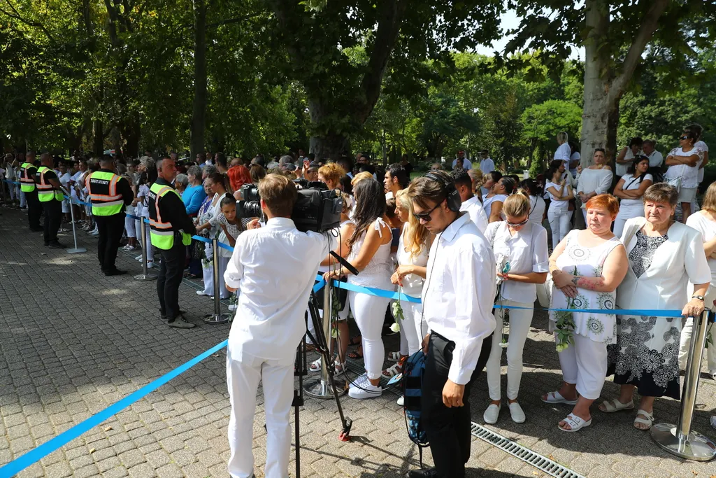 Rengeteg gyászoló érkezett Dávidka búcsúztatójára