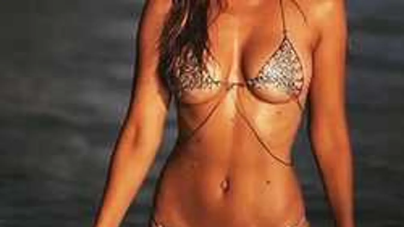 A parkolóban, az autó anyósülésén villantott cicit a fiatal bombázó