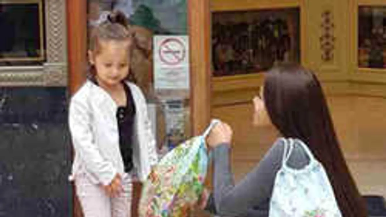 Caramel kislánya oviba készülődik!