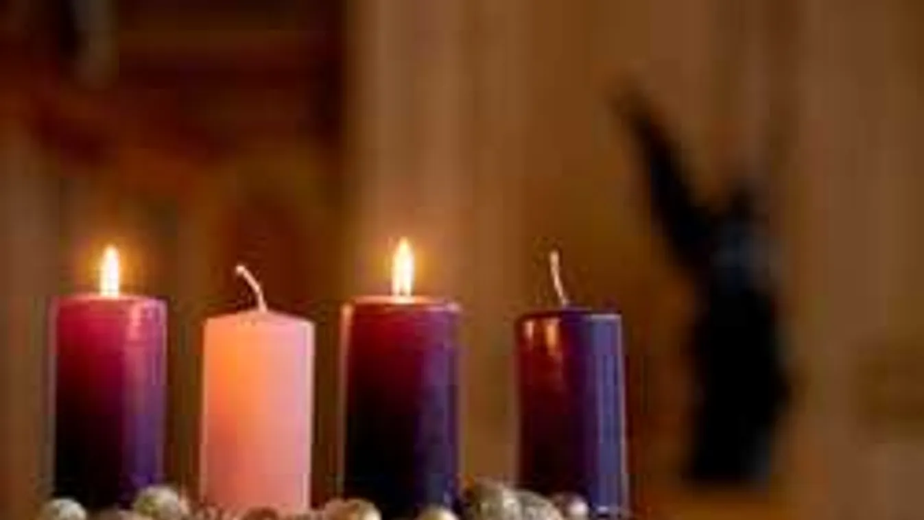 Angyal strázsál Orbán második adventi gyertyája mellett