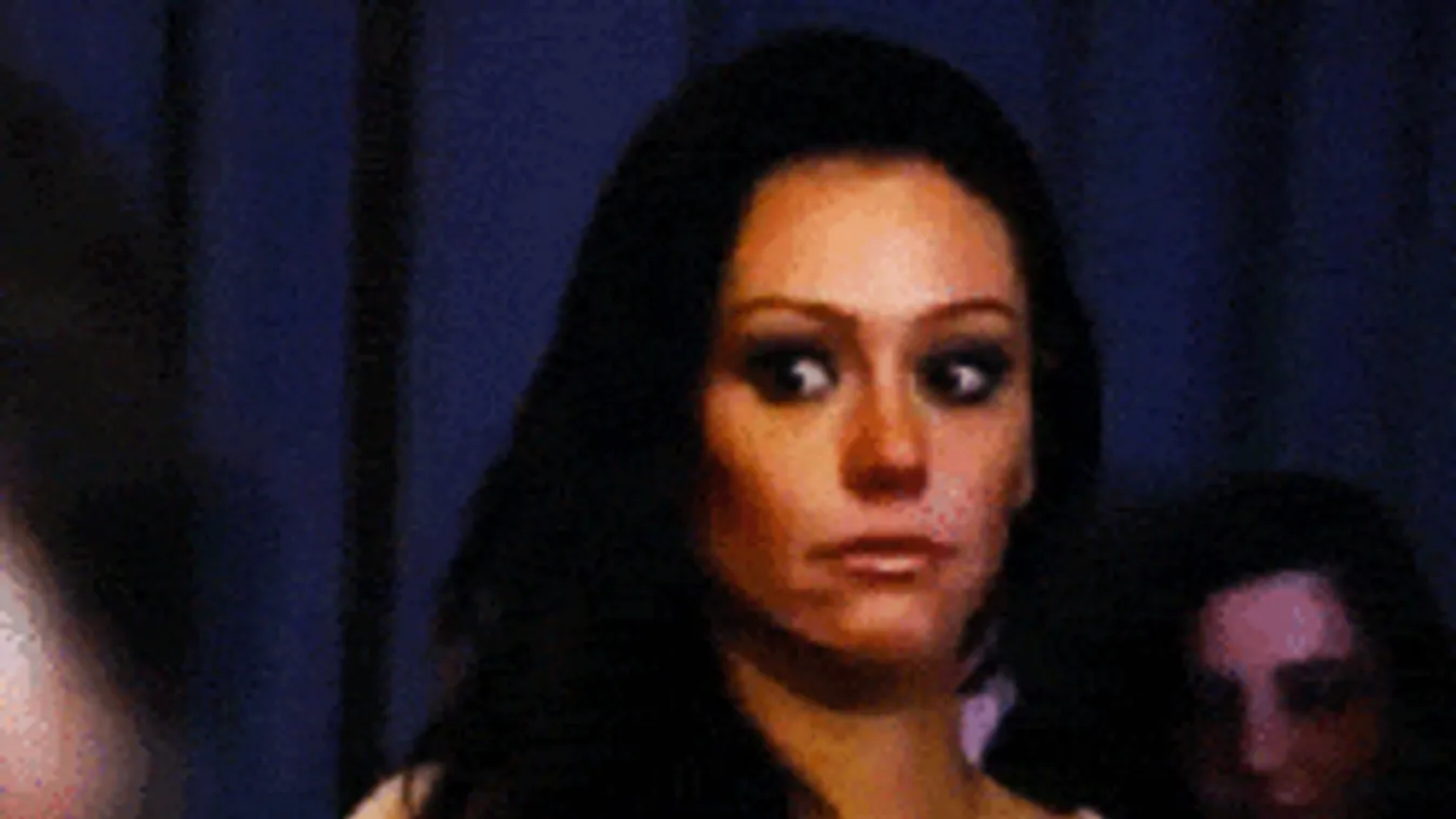 Sokkot kapott a feleség, amikor férje mindenki előtt kinyitotta a sliccét