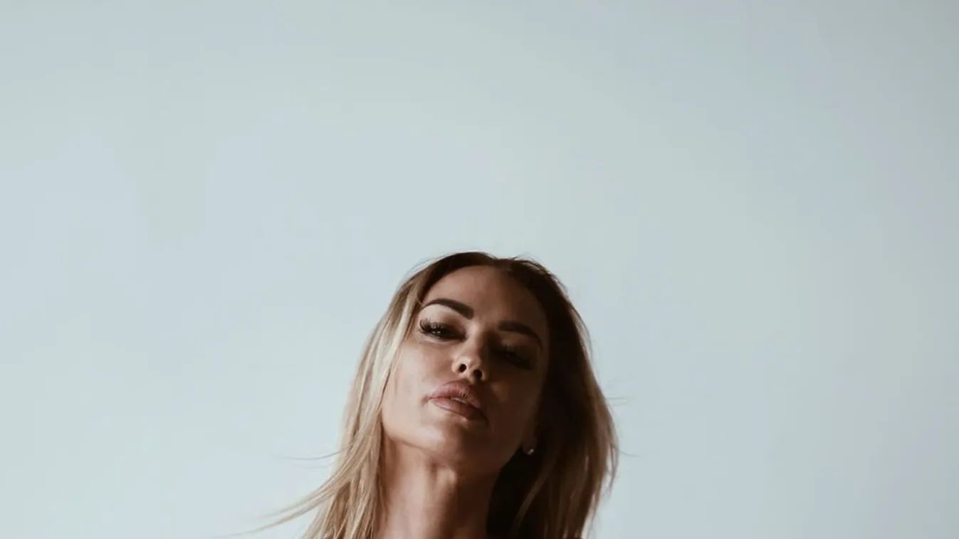 Ledobta a felsőt, megvillantotta hatalmas melleit a sakkozónő