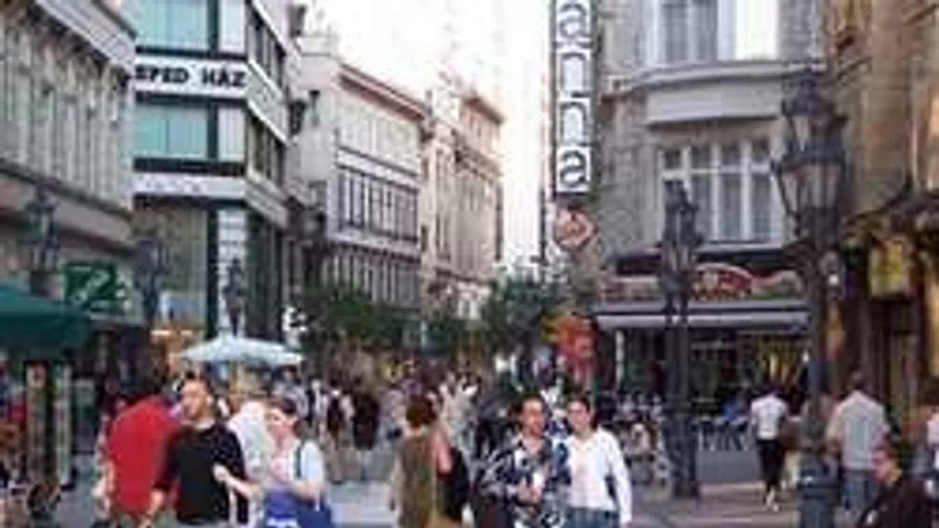 Most jött a videó, világsztár jelent meg Budapesten