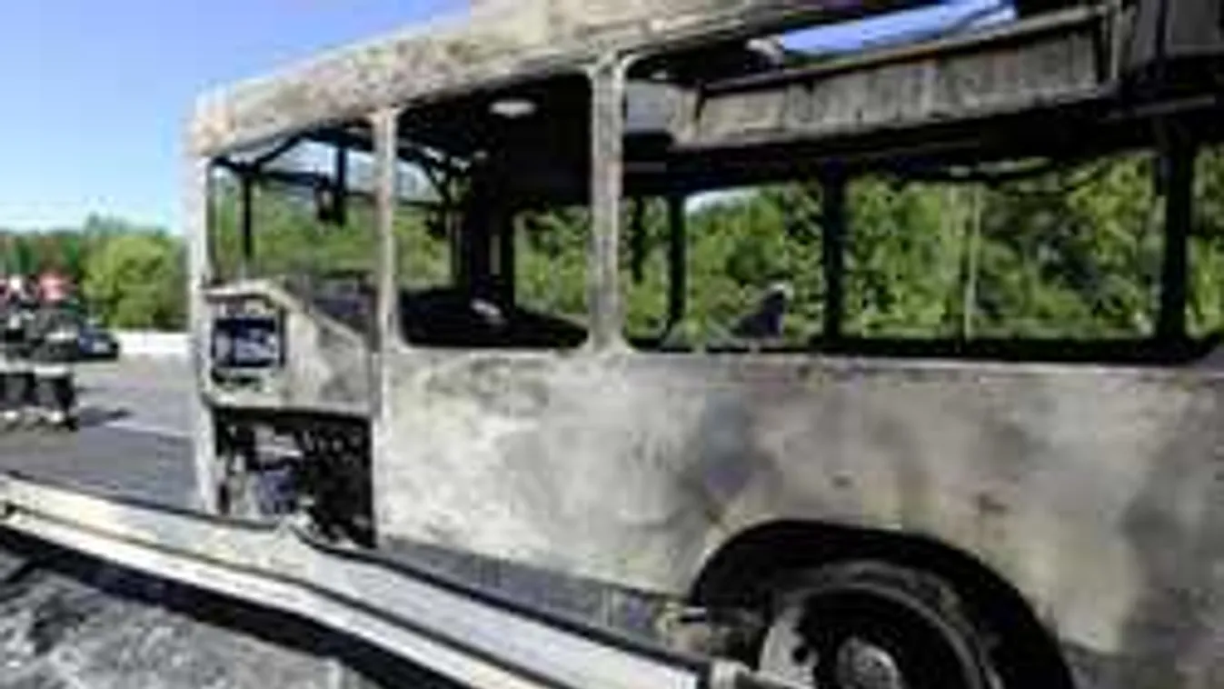 Ez őrület: újabb magyar busz égett ki menet közben