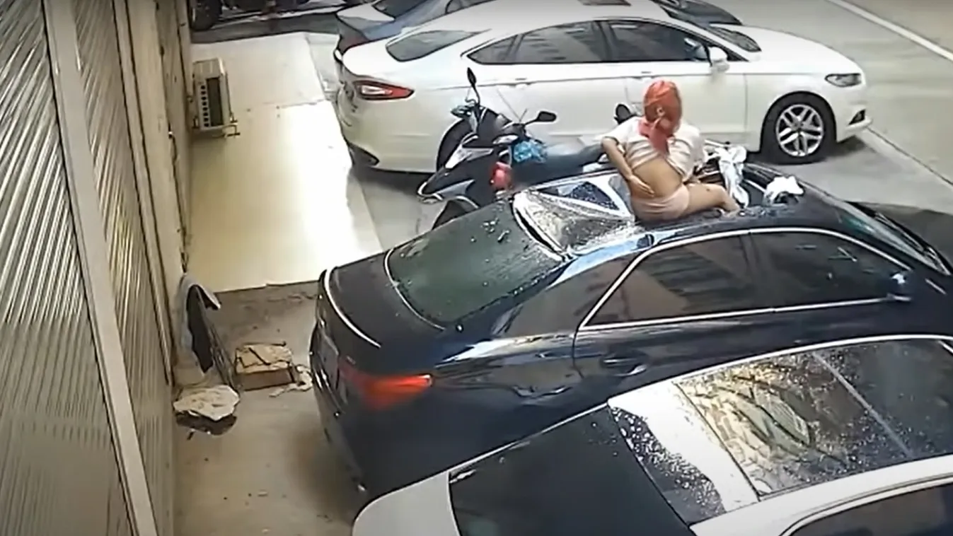 Hihetetlen: egy félmeztelen nő zuhant le az erkélyről a kocsik közé