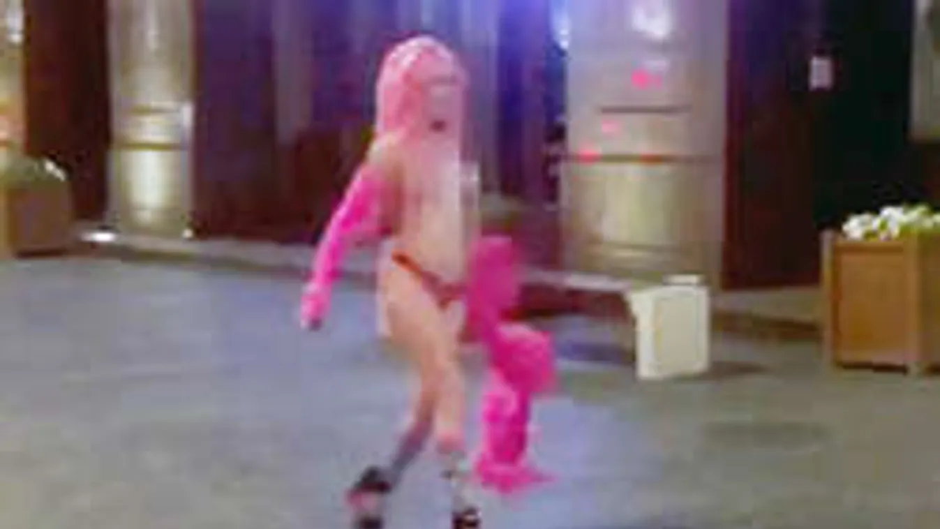 Félpucéran tüntetett a parlament előtt a felháborodott modell!