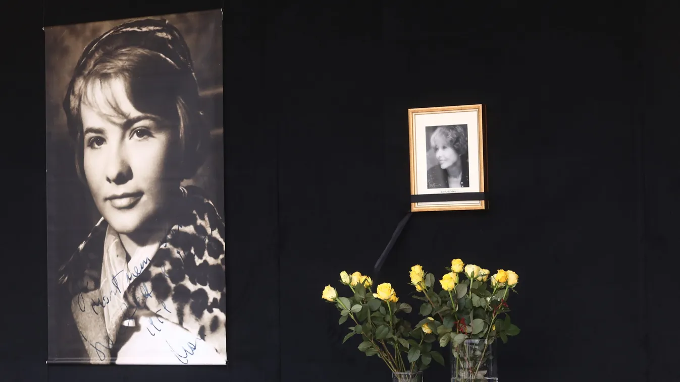 Sárga rózsákkal búcsúznak a Nemzetinél Törőcsik Maritól – Videó