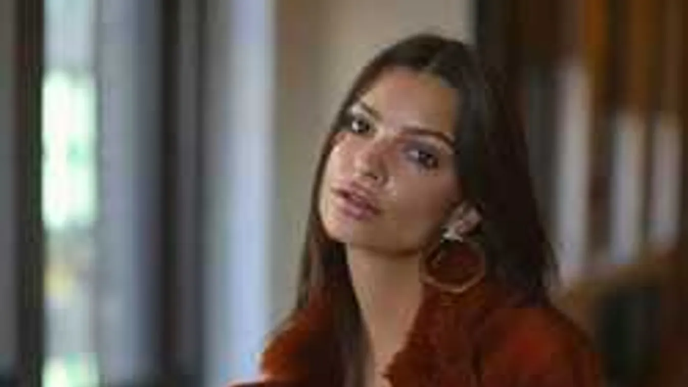 Szakadt farmerban villantotta meg formás fenekét a szexi modell