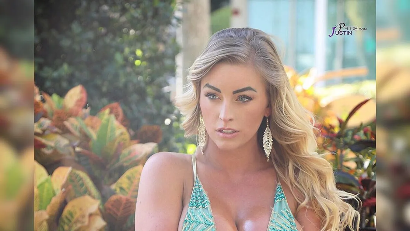 Szétnyílt a köntöse, kivillant a melle a dögös színésznőnek