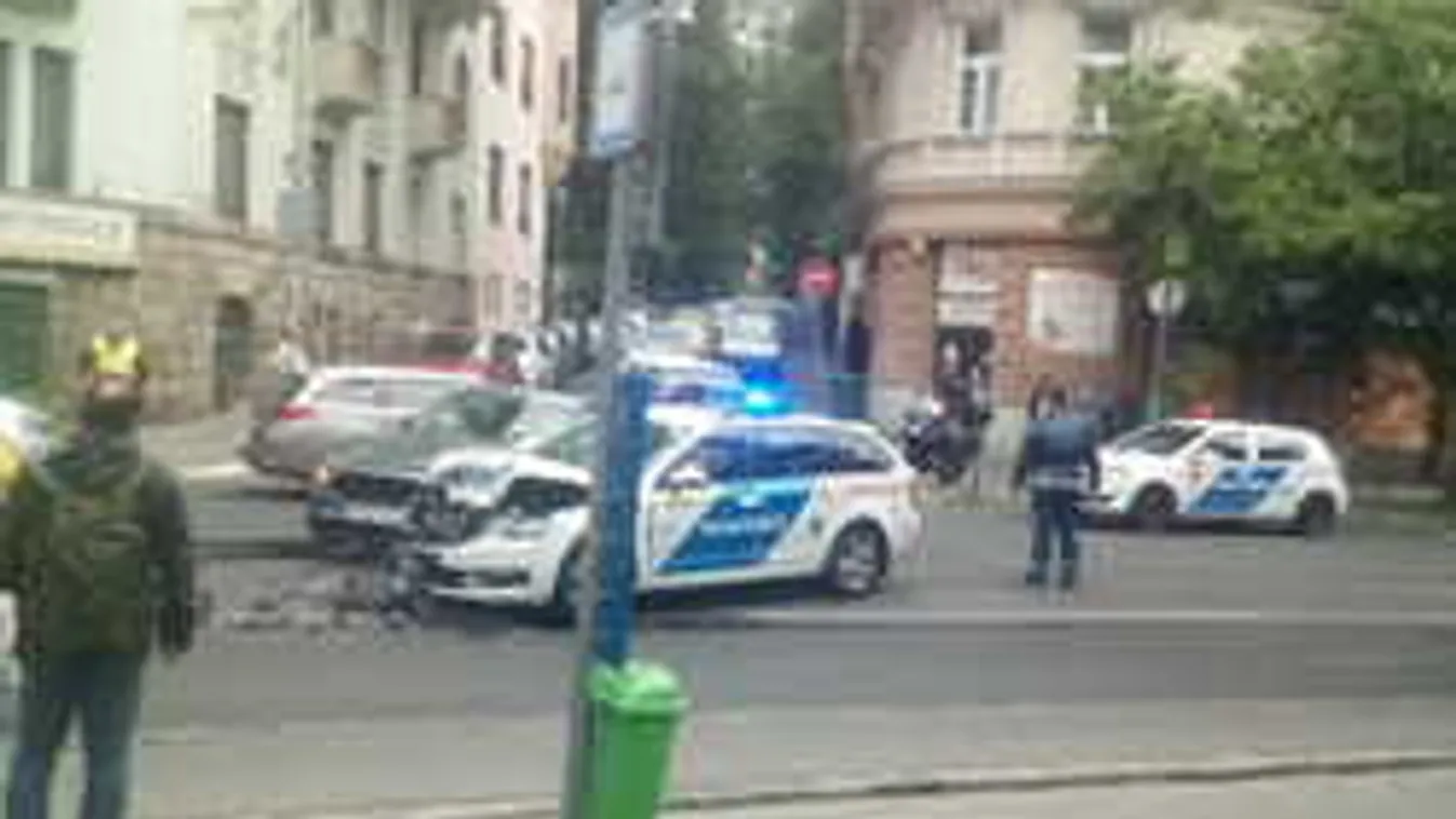 Már több kilométeres a dugó, hihetetlen, milyen autót zúzott le egy audis - Fotók