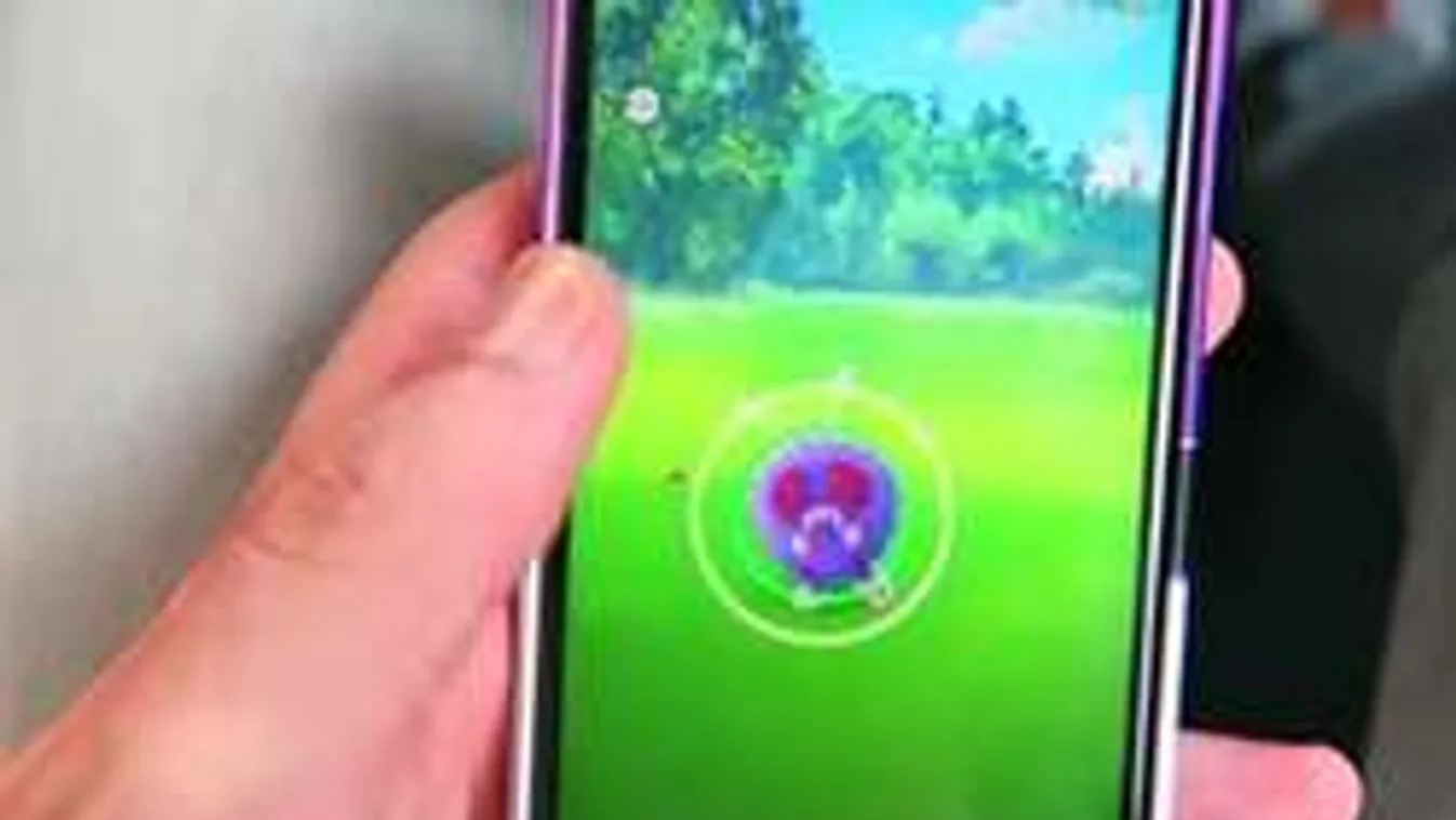 Iszonyatos baleset: Felkoncolta a kerítés a figyelmetlen pokémonvadászt!