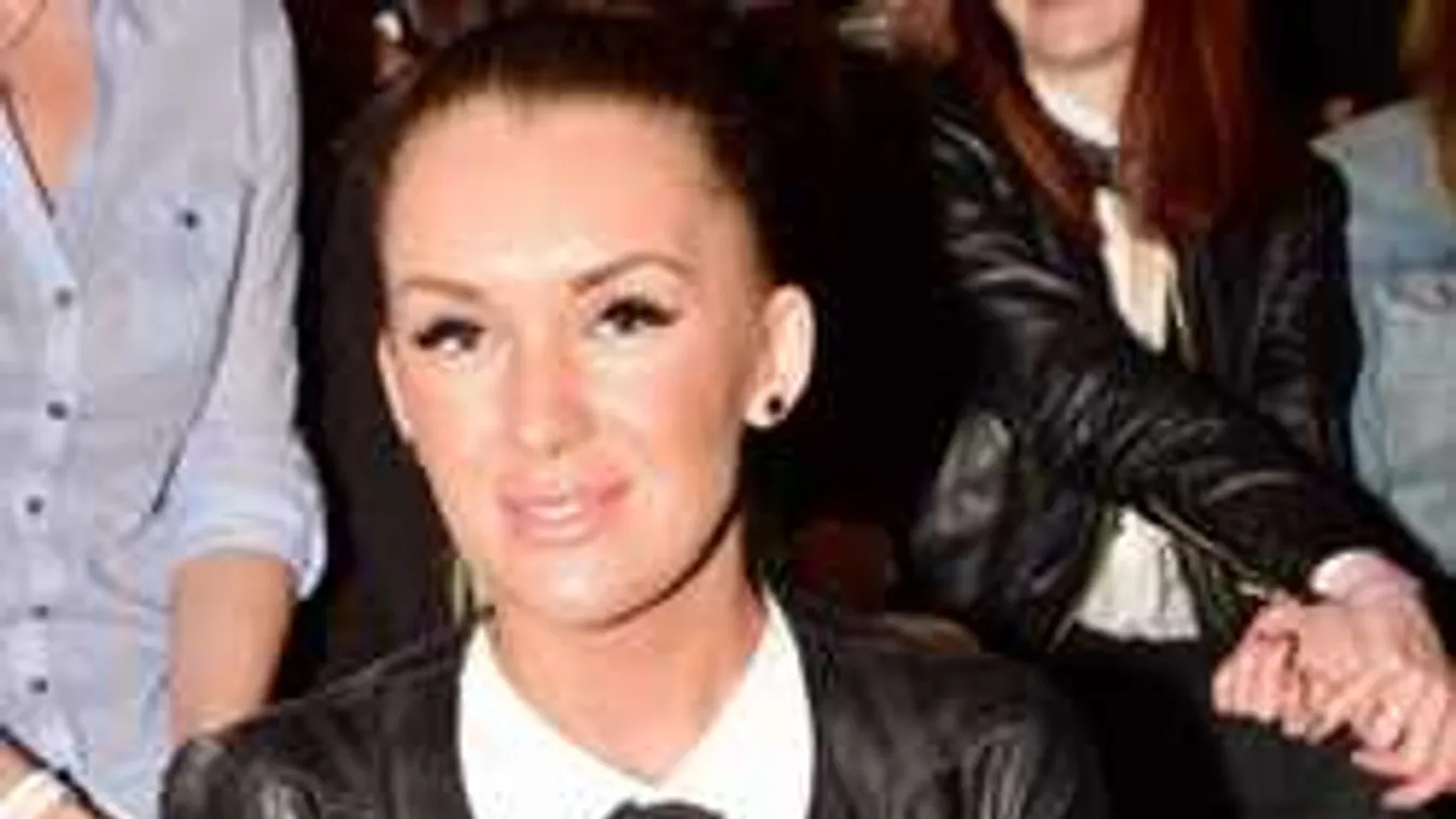 Micsoda keblek: fürdés után, törülközőben fotózkodott Hódi Pamela!