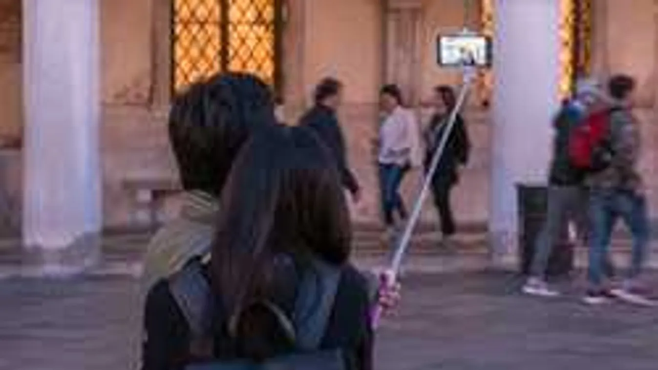 Milánóban már a szelfibot is tilos