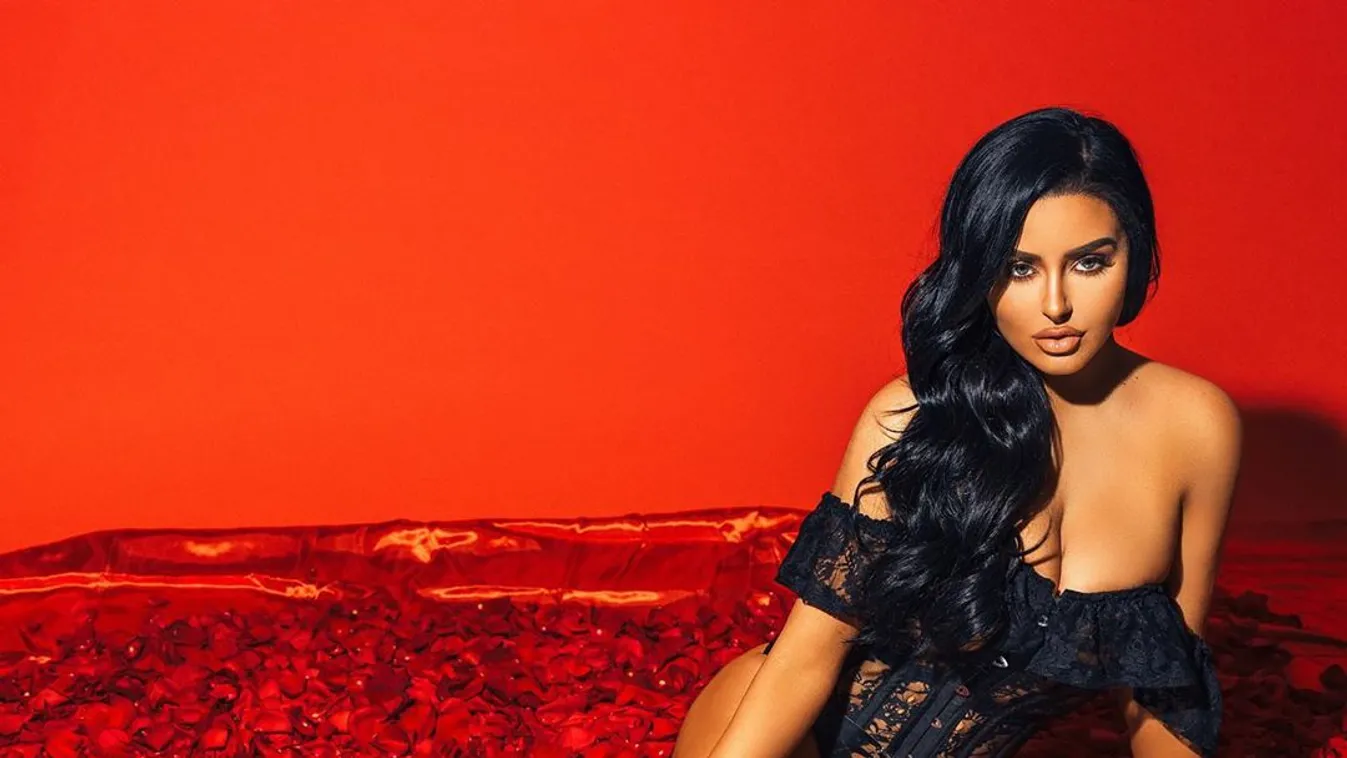 Mindent ledobott, meztelenül pózol a gömbölyű keblű színésznő