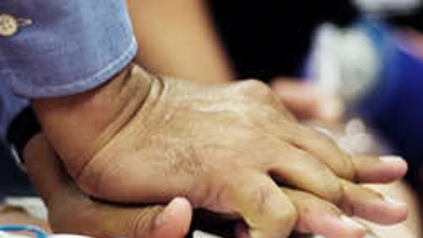 Hős egyetemisták élesztettek újra egy idős nénit Debrecenben!