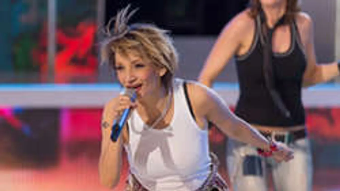 Elegáns üzletben villantott óriási dekoltázst Keresztes Ildikó!