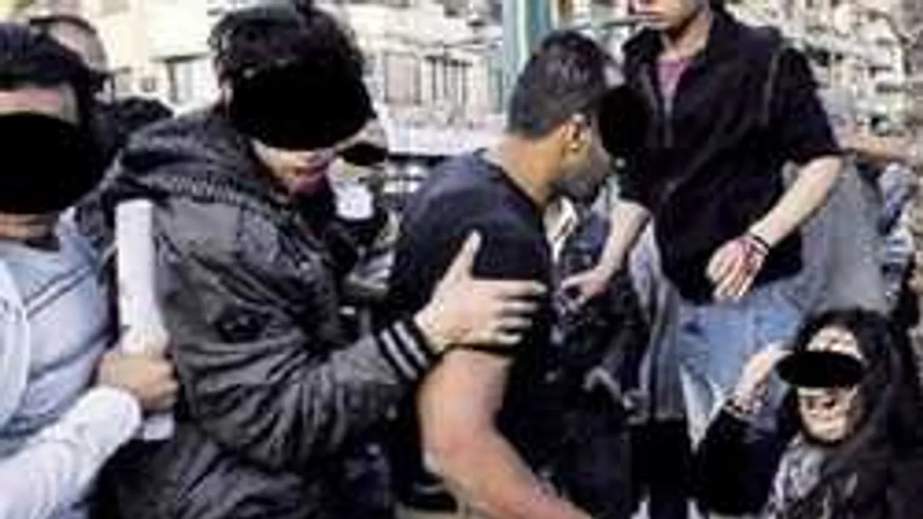 Tízen erőszakoskodtak a 17 éves lánnyal egy buszmegállóban!