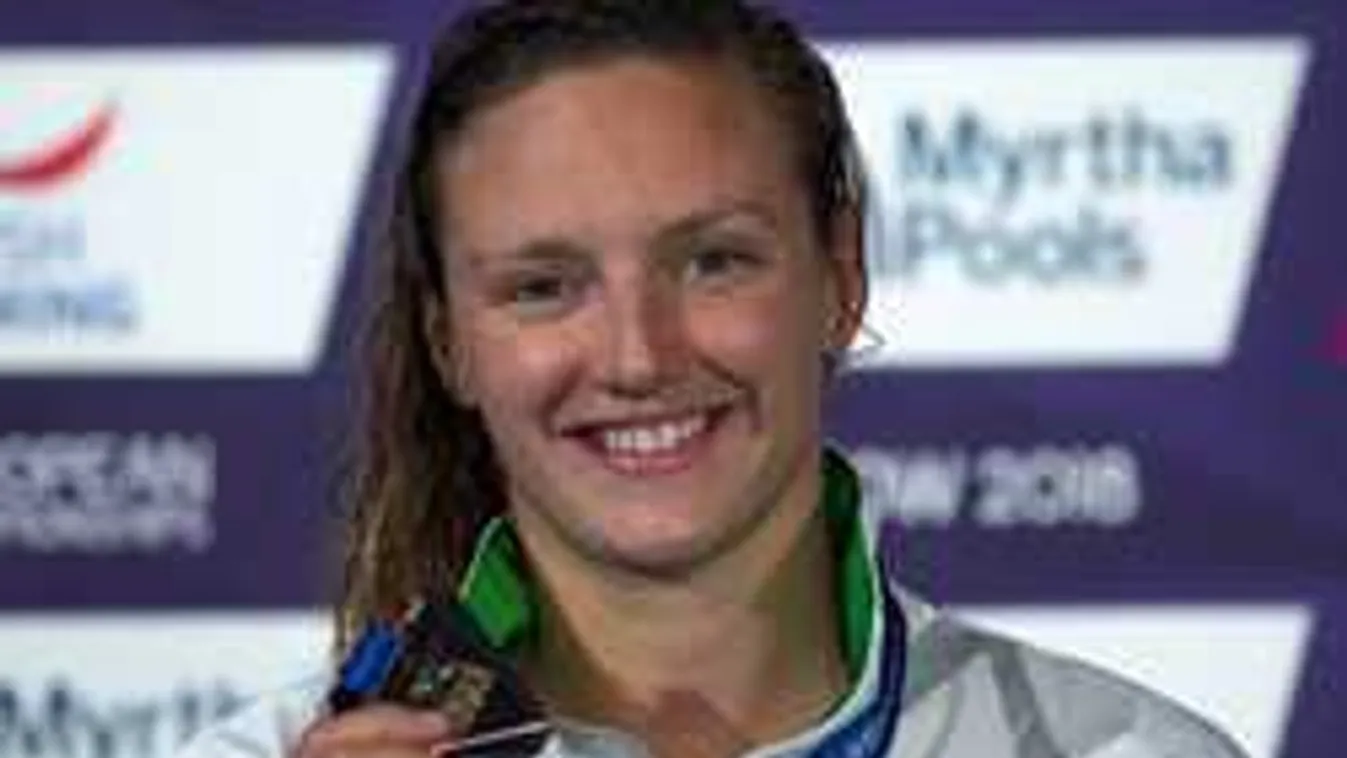 Csupa mosoly, így mulat Hosszú Katinka