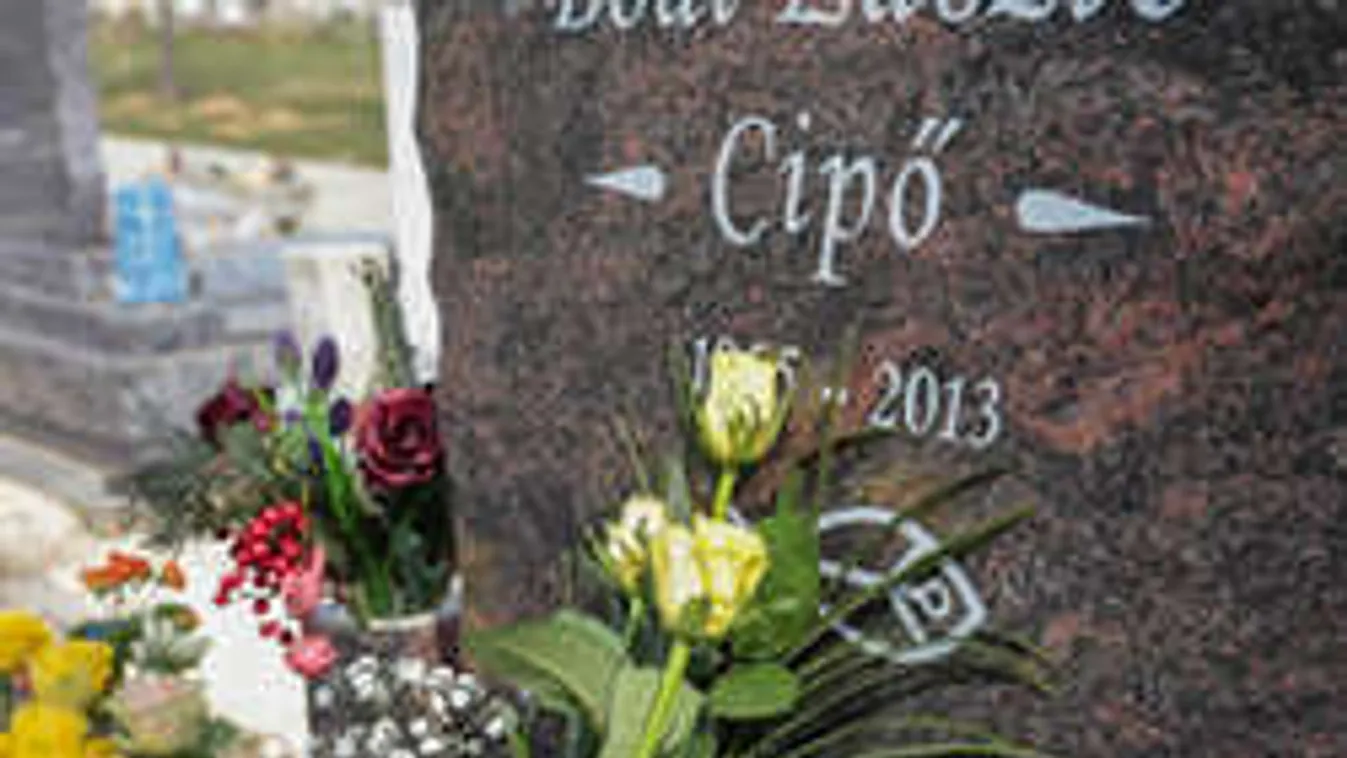 Így gyászolják a legendás magyar énekest rajongói!