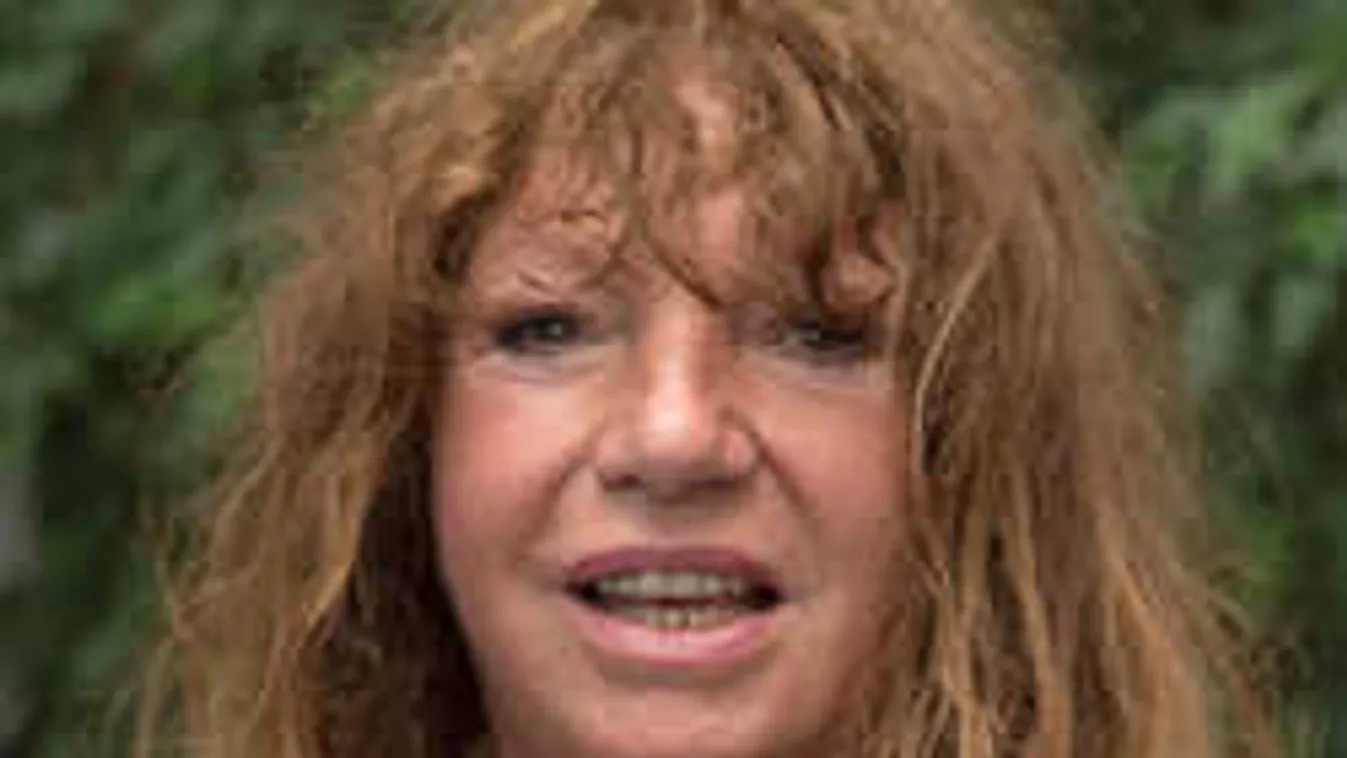 Elképesztő fordulat, unokát szeretne leszbikus lányától a magyar sztár