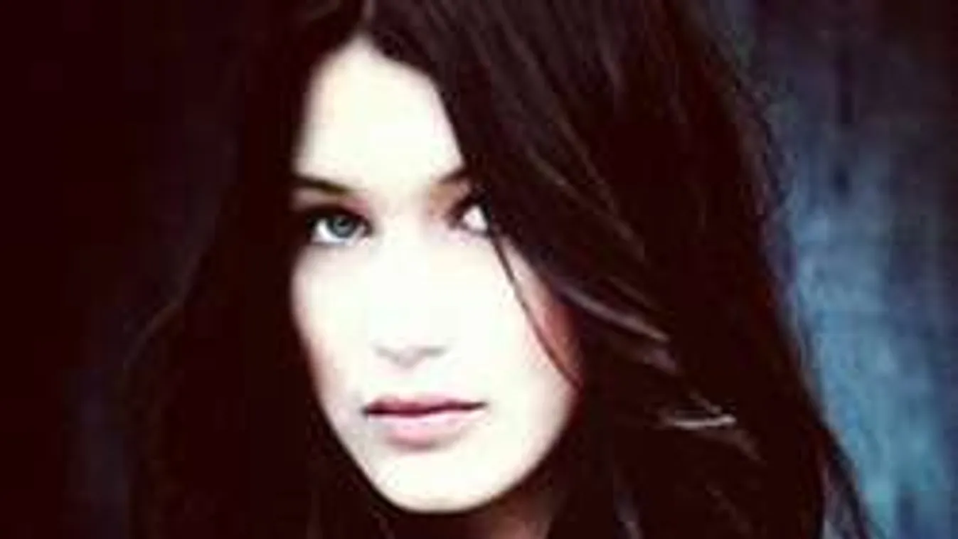 A nyílt utcán mutogatta szinte pucér melleit a világhírű modell