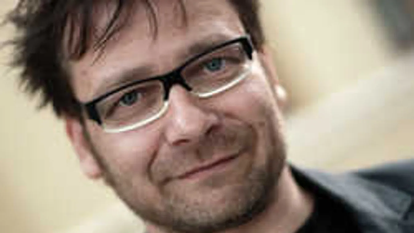 Horrorkezelésre jár a magyar sztár: veszélybe került a látása