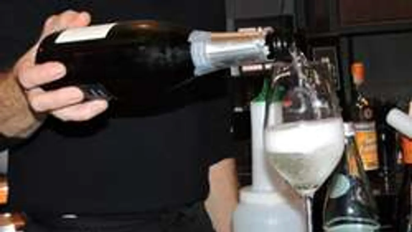 Leharapta a csapos ujját, mert nem engedte be a bárba