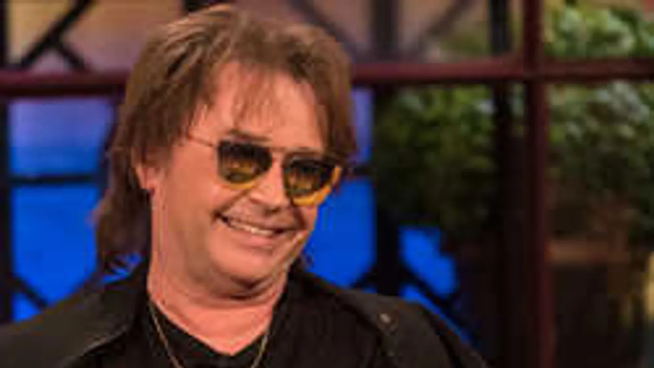 Elképesztő fotó: banánnal etette a fiatal nőt Szikora Róbert!