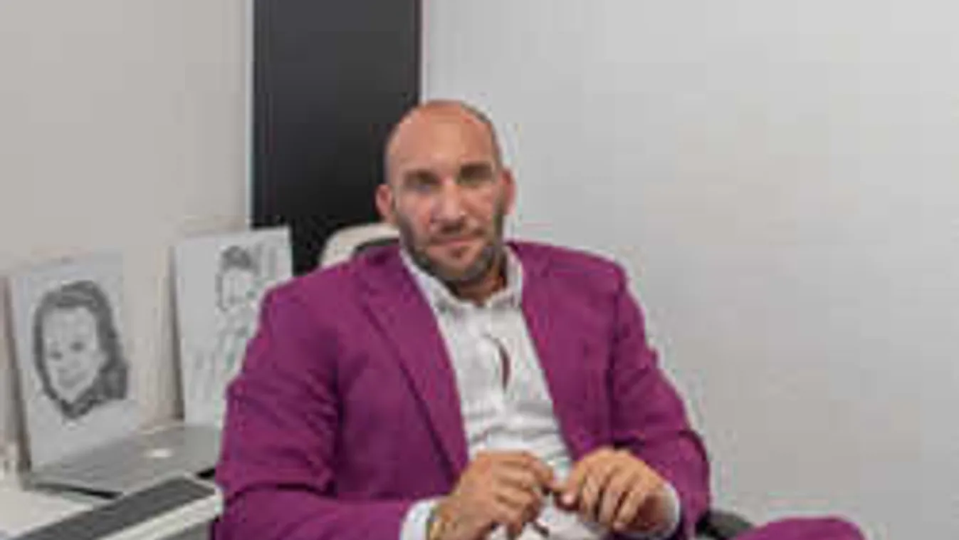 Berkinek elege lett: Pénzért zaklatja egy rajongója