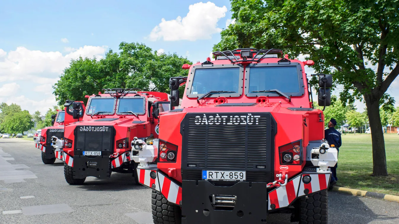 Speciális járművekből álló flottával ajándékozták meg a katasztrófavédelmet – fotók