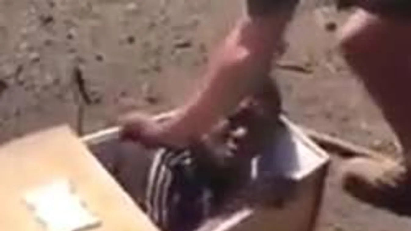 Rasszista kínzás: Élve zárták a koporsóba