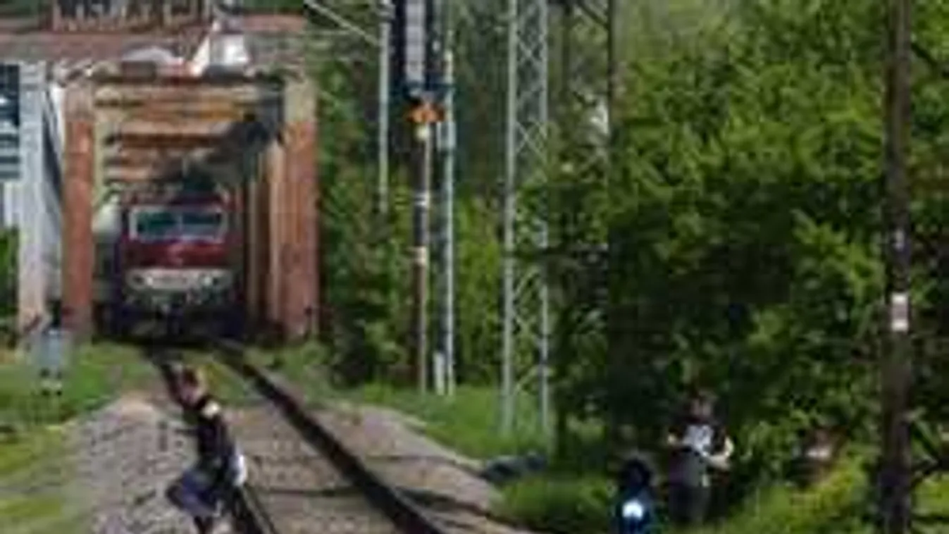 Újabb veszélyes őrület: Száguldó vonat elé ugranak a magyar tinik