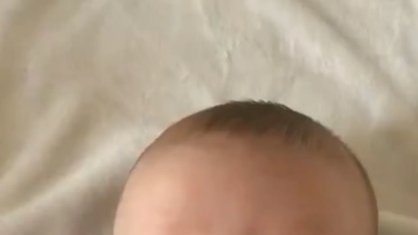 Megható videó, életében először hallott hangokat a siket kisbaba
