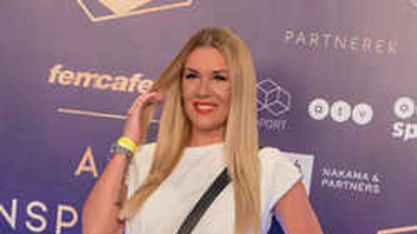 Hoppá, különleges gyűrű került Hódi Pamela ujjára