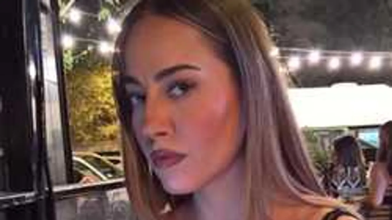 A fürdőszobában vetkőzött le a bámulatos mellű szurkolólány