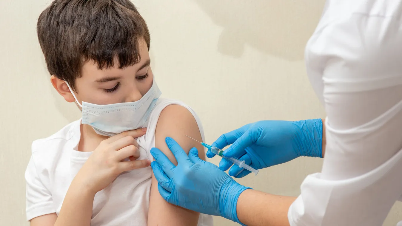 Hands,Of,A,Nurse,In,Blue,Gloves,With,A,Syringe