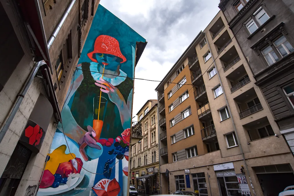 Az Akácfa utcában mintha csak hatalmas festményeket látnánk, igazi felüdülés így az utcán sétálni.