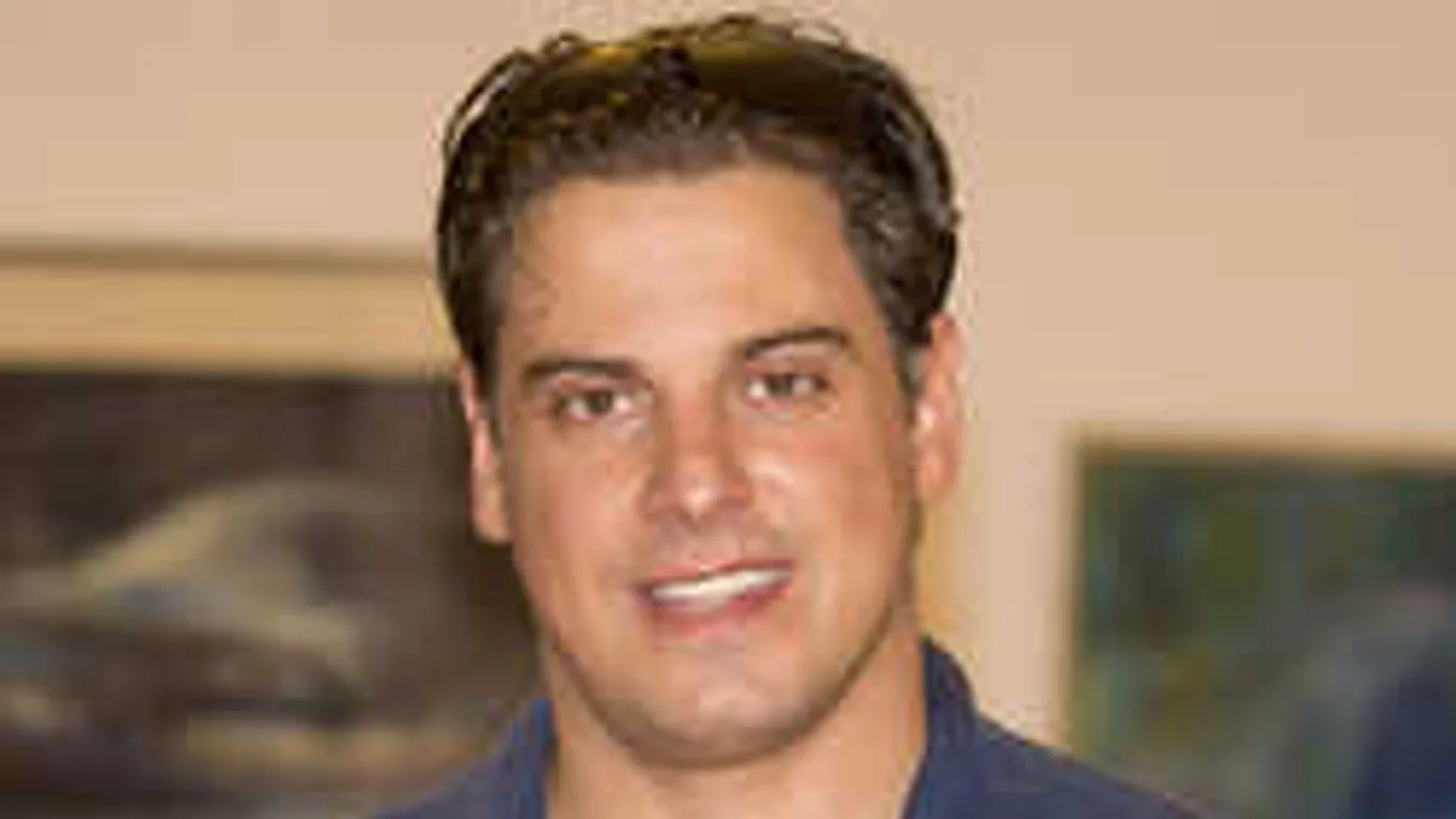 Idősebb nő zaklatta szerelmével a jóképű magyar színészt