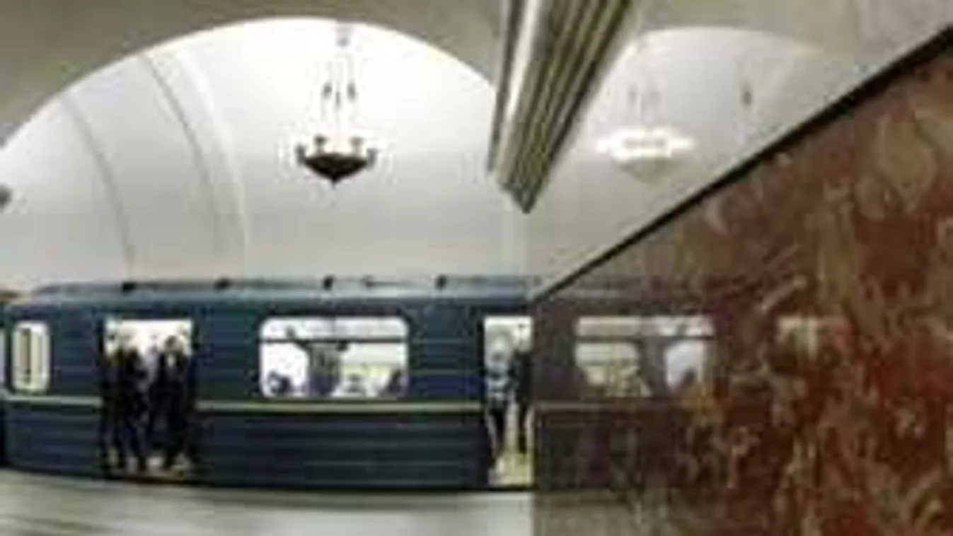 Korhatáros videó, nem tudott vágyainak parancsolni egy fiatal pár a metrón