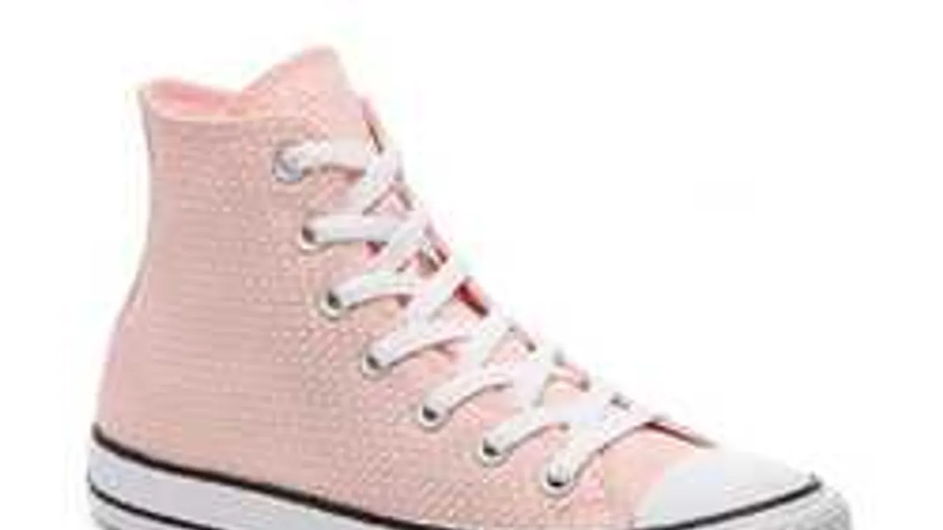 A fehér tornacsuka már a múlté, ez a kényelmes cipő lett most a divat