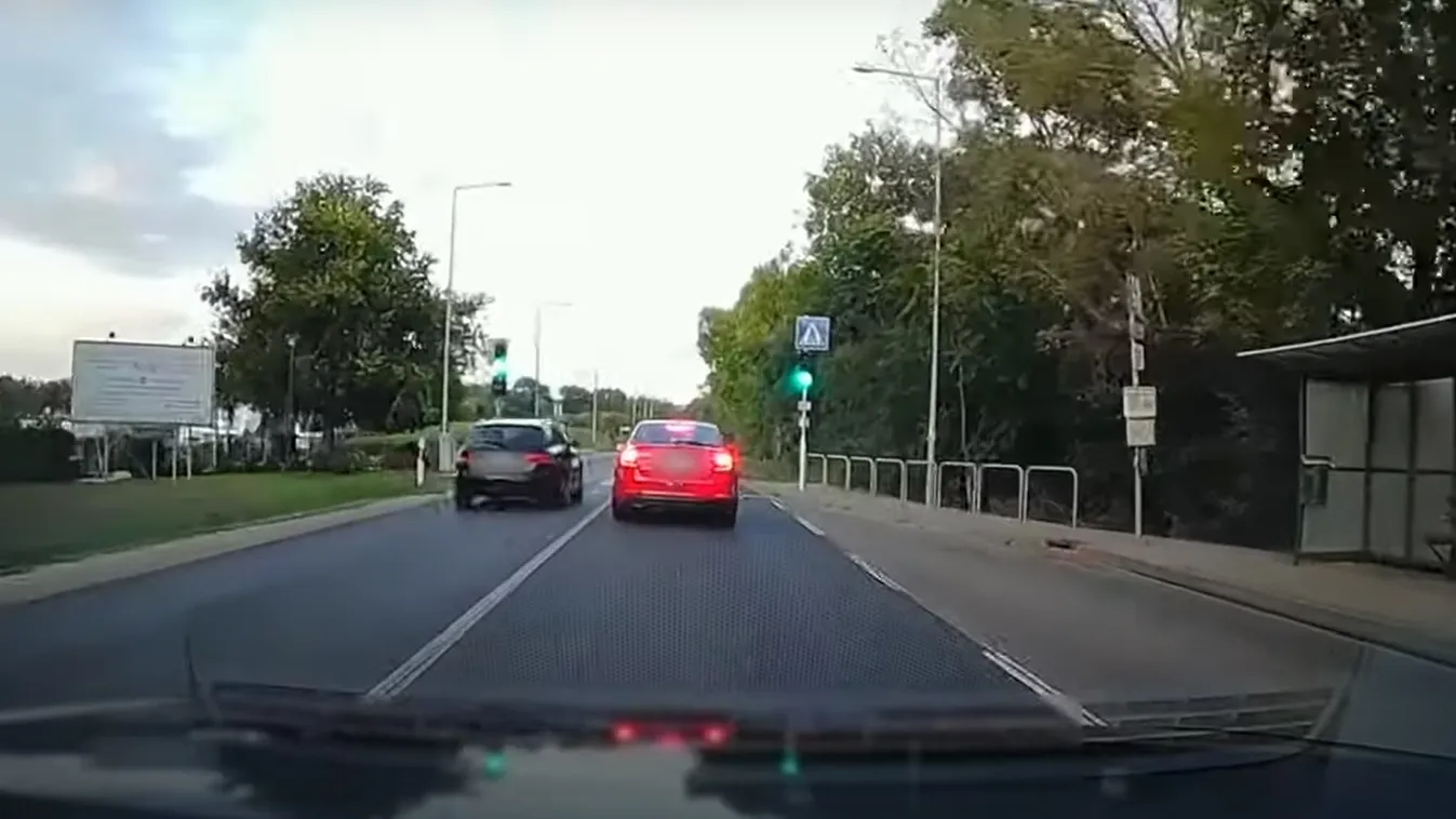 Nem sokon múlt: hiába jelzett, majdnem telibe kapta az autóst két száguldozó