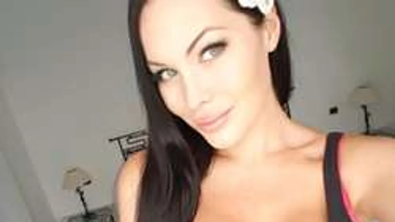 Micsoda mellek! Eláll a szavunk a Jolie-hasonmástól