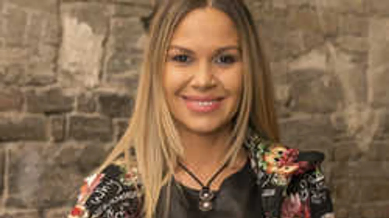 Széttárt lábakkal kapták lencsevégre Dundikát