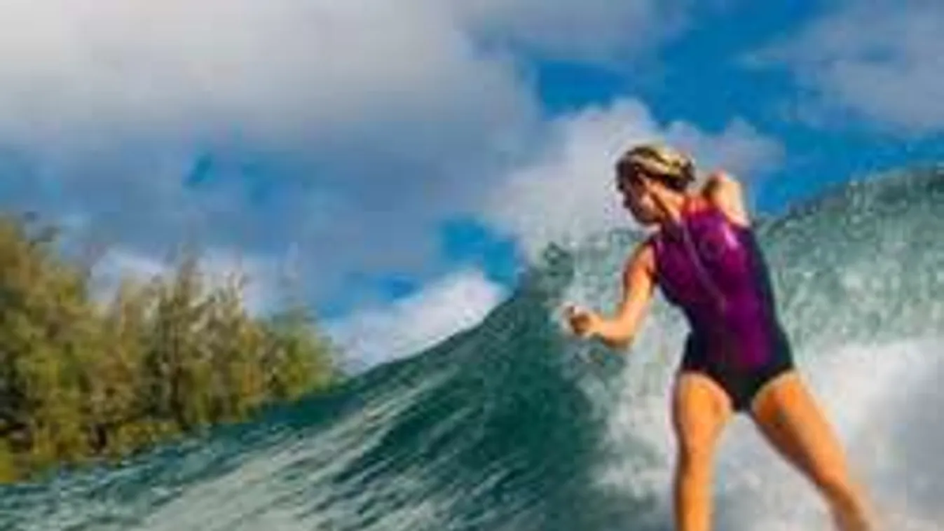 Terhesen is deszkára állt a félkarú szörfös lány - Fotó