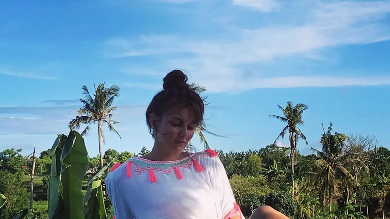 Paradicsomi börtön: falatnyi bikiniben szenved a szexi sportolónő