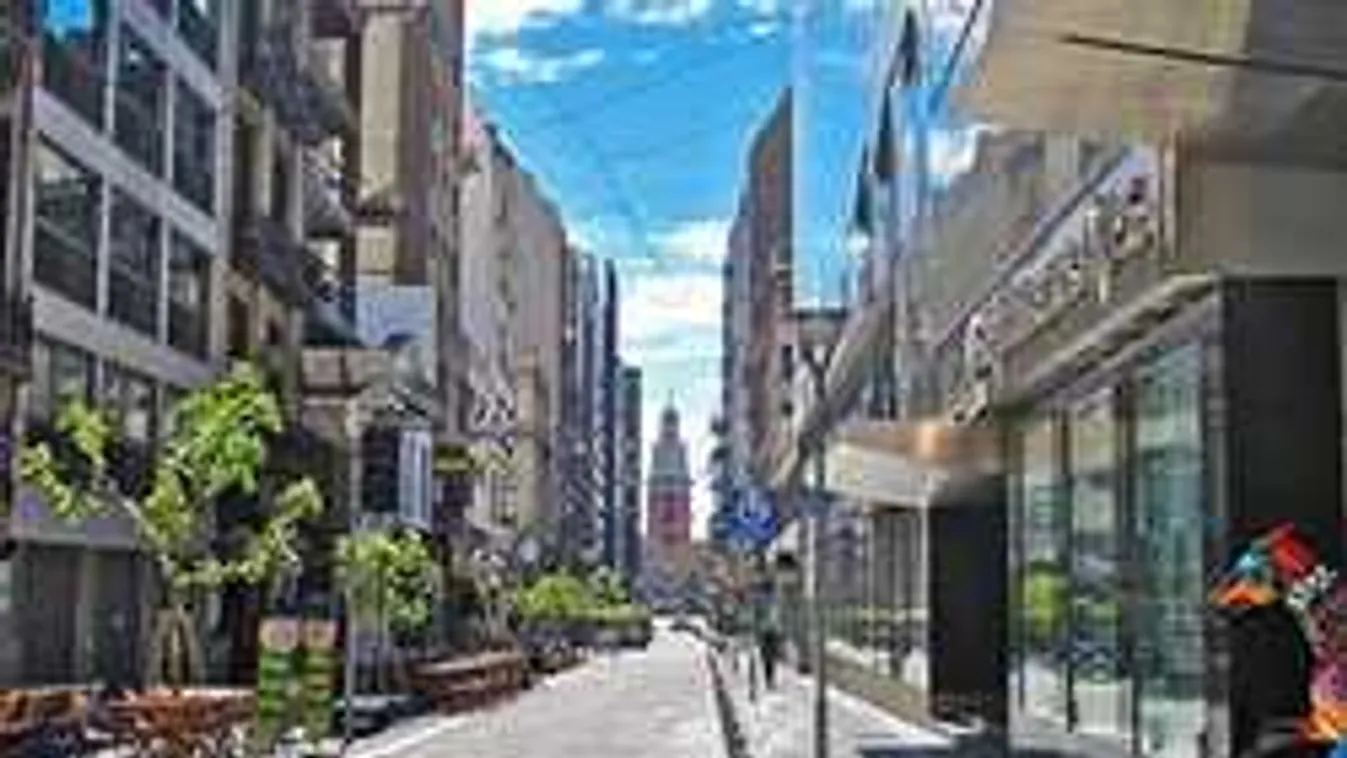 Egy fiatal meztelen lány kocogott végig a belvároson! - videó