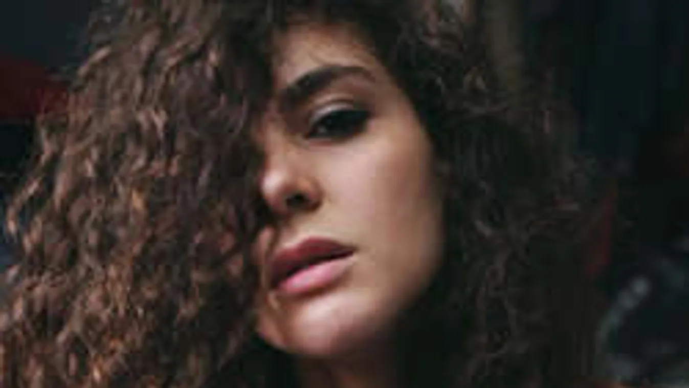 Õrülten szexin tépi magáról ruháit a vadóc modell