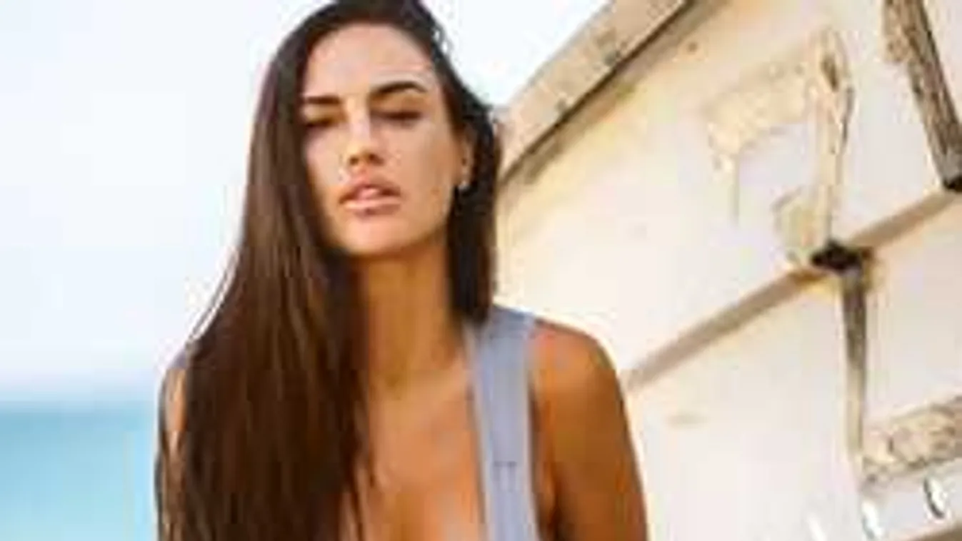 Se bugyi, se más: pucéran strandolt a ringó mellű álomnő